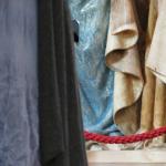 Détail robe de marie et d'une musicienne lors du concert de vernissage