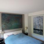 au dessus du lit :sans titre, 2015, huile sur toile travail à l'éponge, 195 x 130 cm.A droite: sans titre, 2012, acrylique sur toile, 89 x 162 cm.